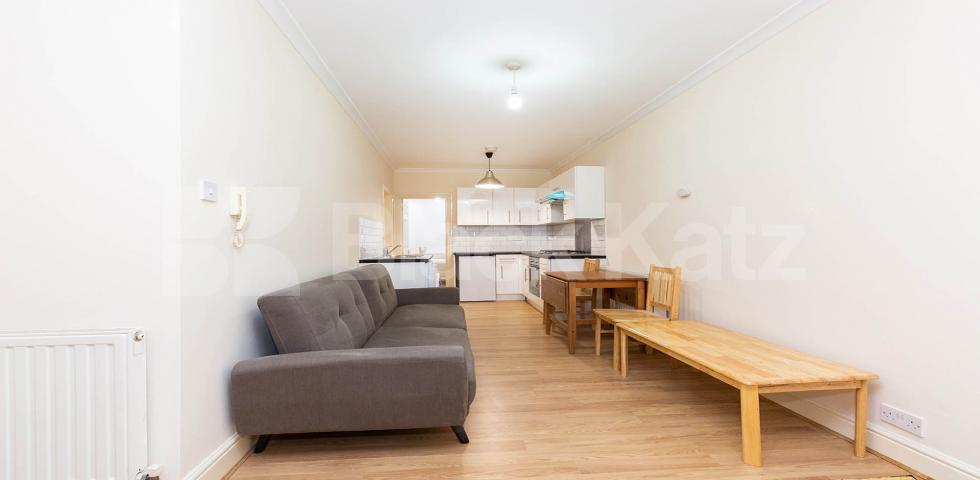 			LOCATION LOCATION LOCATION !!!, 1 Bedroom, 1 bath, 1 reception Flat			 Swan Yard, ISLINGTON N1